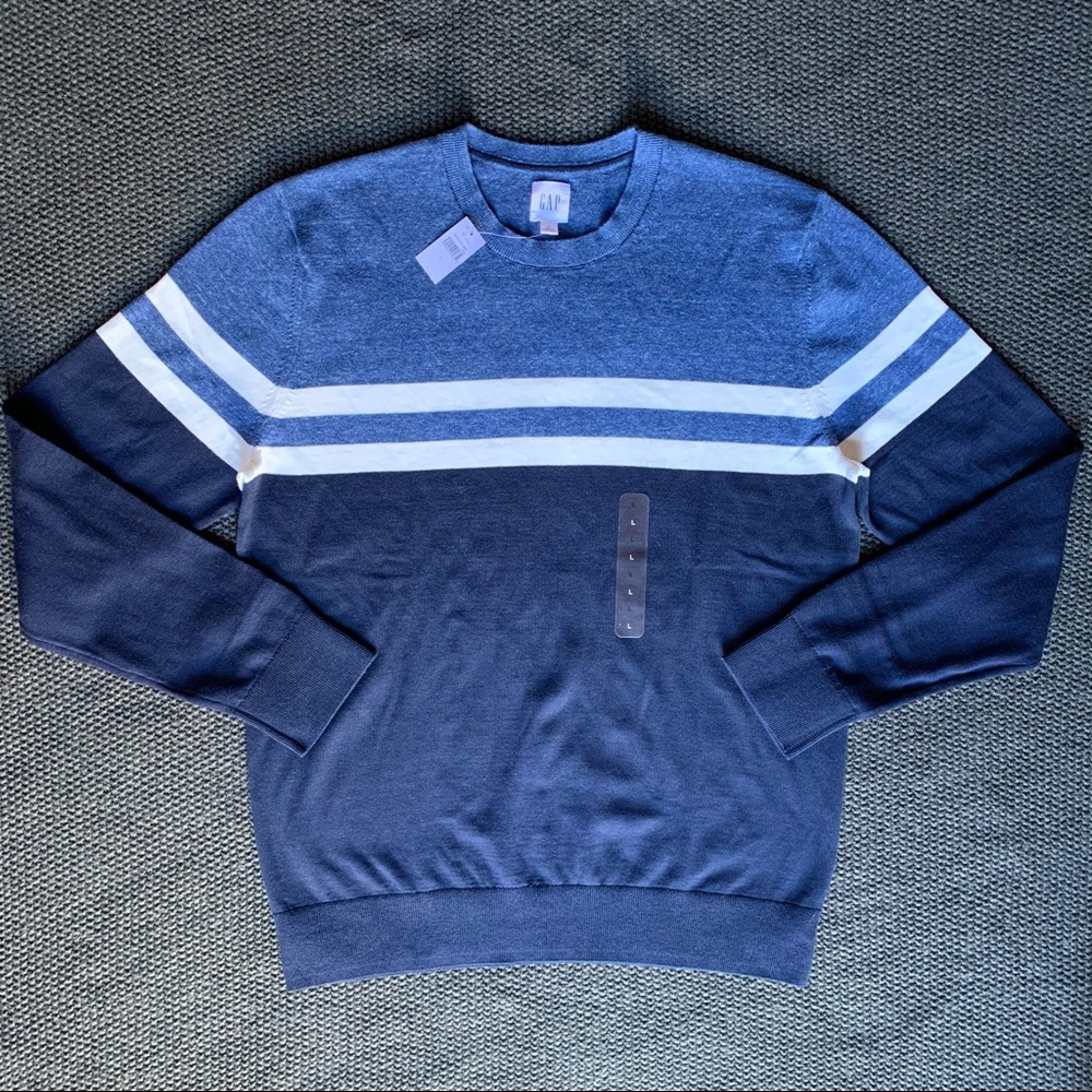Gap Men’s Blue and White Striped Sweater
